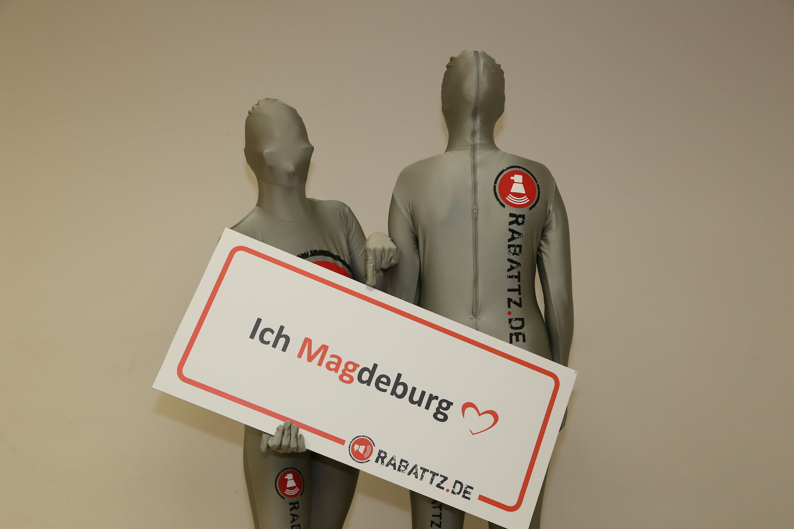 Rabattz Morphsuits in silbergrau - Shopping Center App für Magdeburg