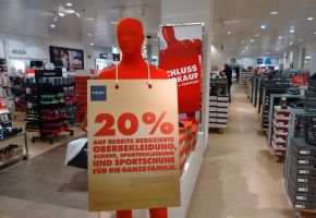 Roter Karstadt Morphsuit als Werbefiguren in Karstadt Filialen in Berlin
