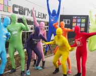 Bedruckte Morphsuits vor dem Carmeleon Autohaus in Essen