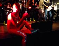 john-harris-morphsuit-bei-konzert.jpg