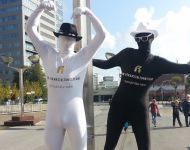 Gebrandete Morphsuits in weiß und schwarz mit Aufdruck