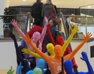 Morphsuits auf der Rolltreppe
