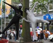Posen für ein Foto im gebrandeten Morphsuits
