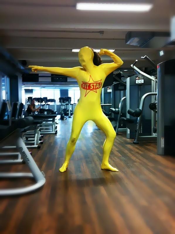 Morphsuit im Fitnessstudio mit Branding