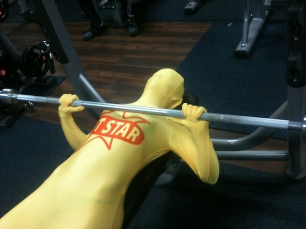 Morphsuit stemmt Gewichte im Fit Star Fitness-Studio
