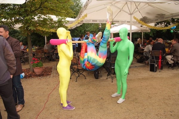 Mit dem Morphsuit an der mobilen Stange